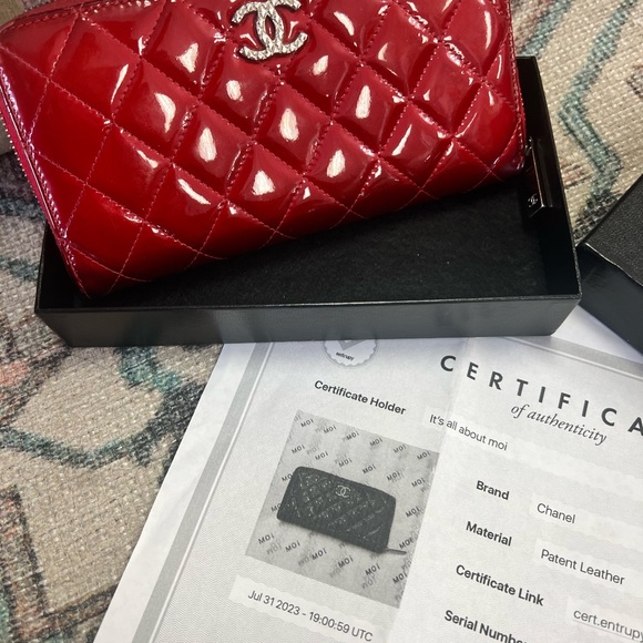 CHANEL Patent Quilted Brilliant
Zip Around Wallet Red - Picture 3 of 11